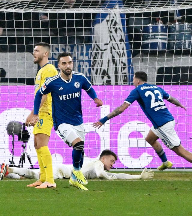 Kenan Karaman (FC Schalke 04) erzielt das Tor zum 1:0 gegen Eintracht Braunschweig.