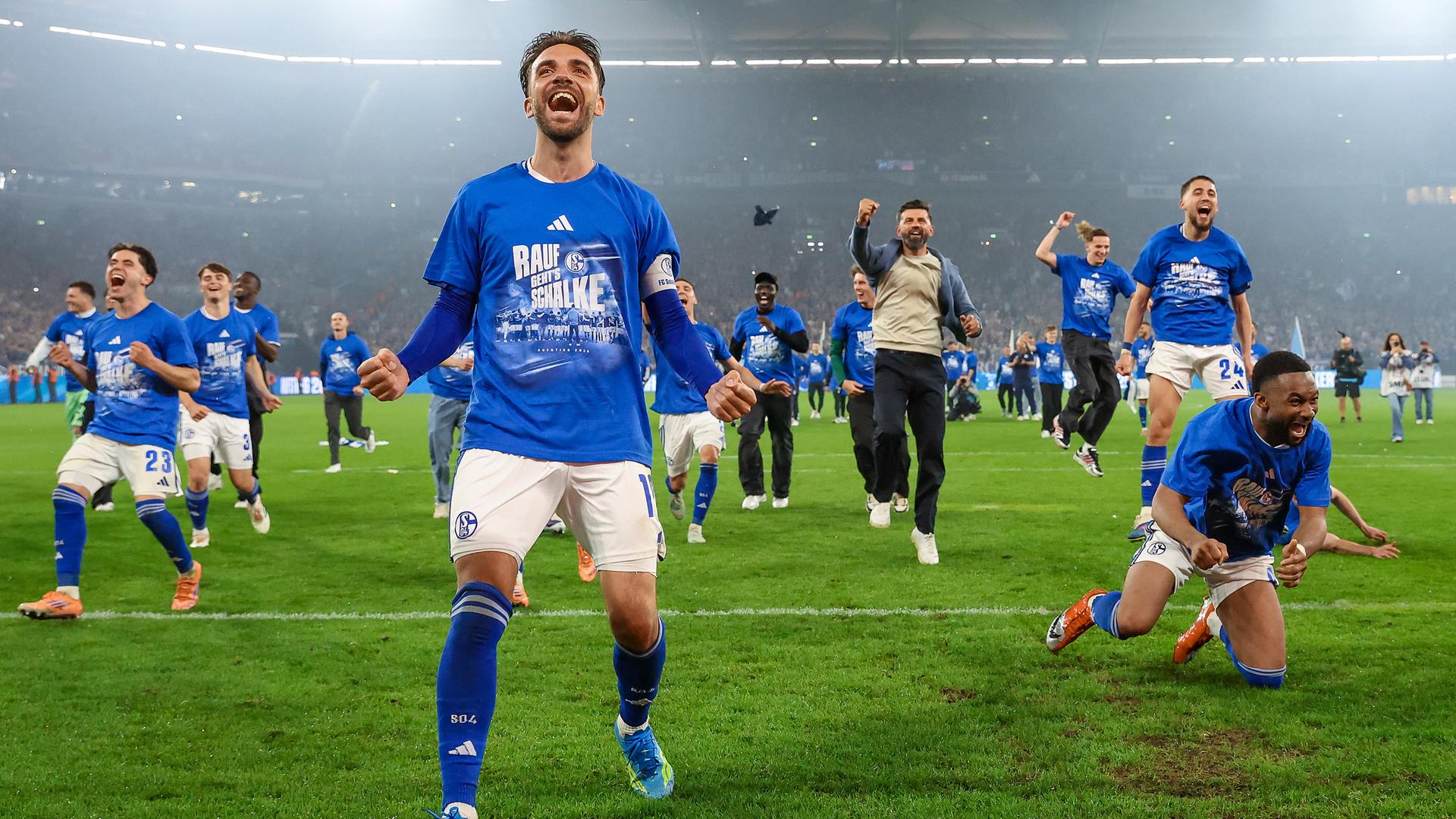 Schalke 04 feiert den Aufstieg in der Veltins-Arena, u.a. mit Kenan Karaman und Trainer Miron Muslic.