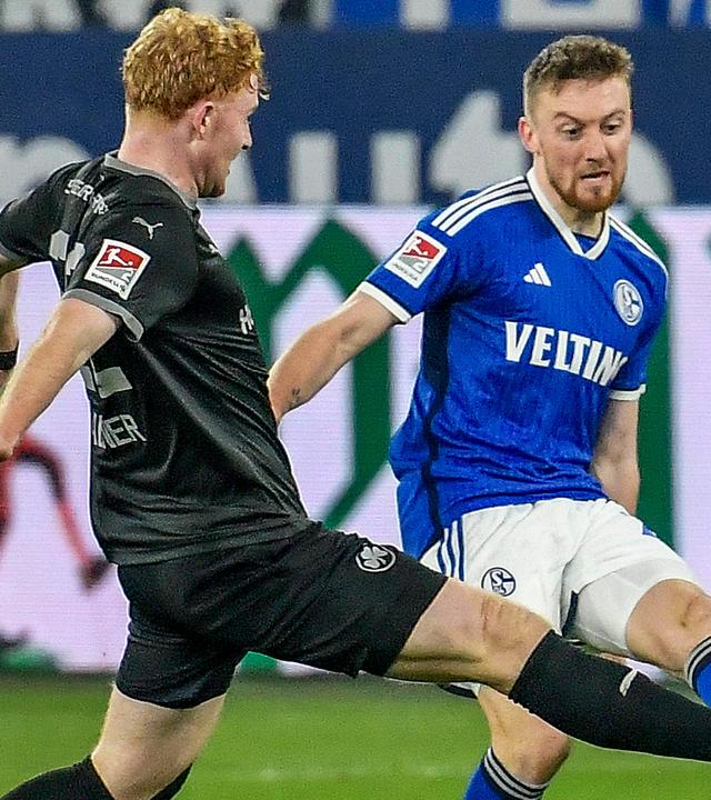 Im Zweikampf Robert Wagner ( 22, SpVgg Greuther Fürth / Fuerth) Tobias Mohr ( 29, FC Schalke 04).