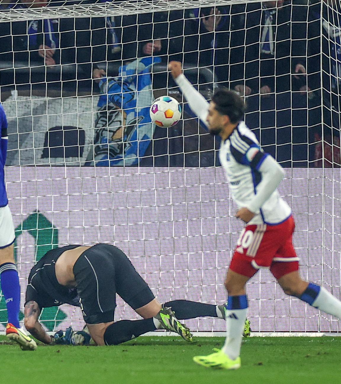 Schalkes Torhüter Ralf Fährmann kassiert Hamburgs Treffer zum 0:2 am 20.01.2024.