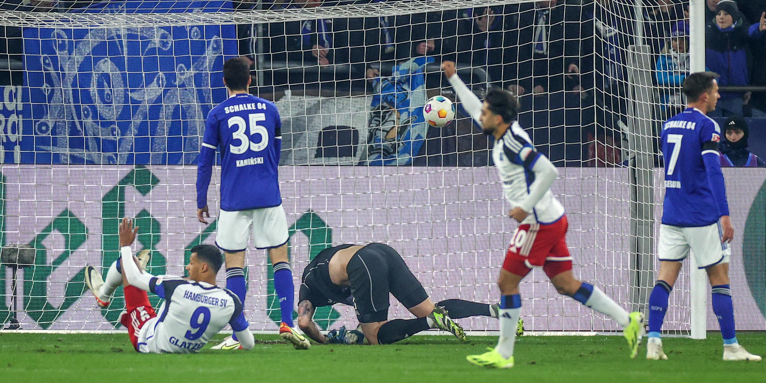 Schalkes Torhüter Ralf Fährmann kassiert Hamburgs Treffer zum 0:2 am 20.01.2024.