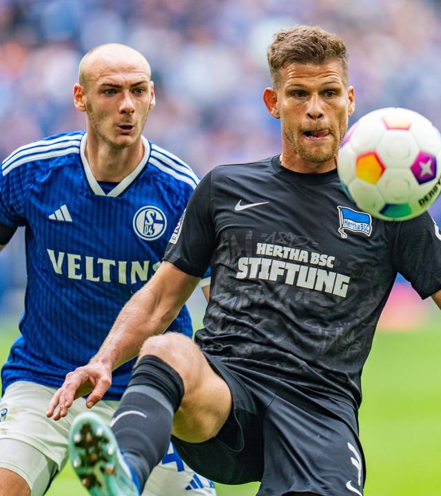 Herthas Florian Niederlechner und Schalkes Hennig Matriciani im Zweikampf am 08.10.2023.