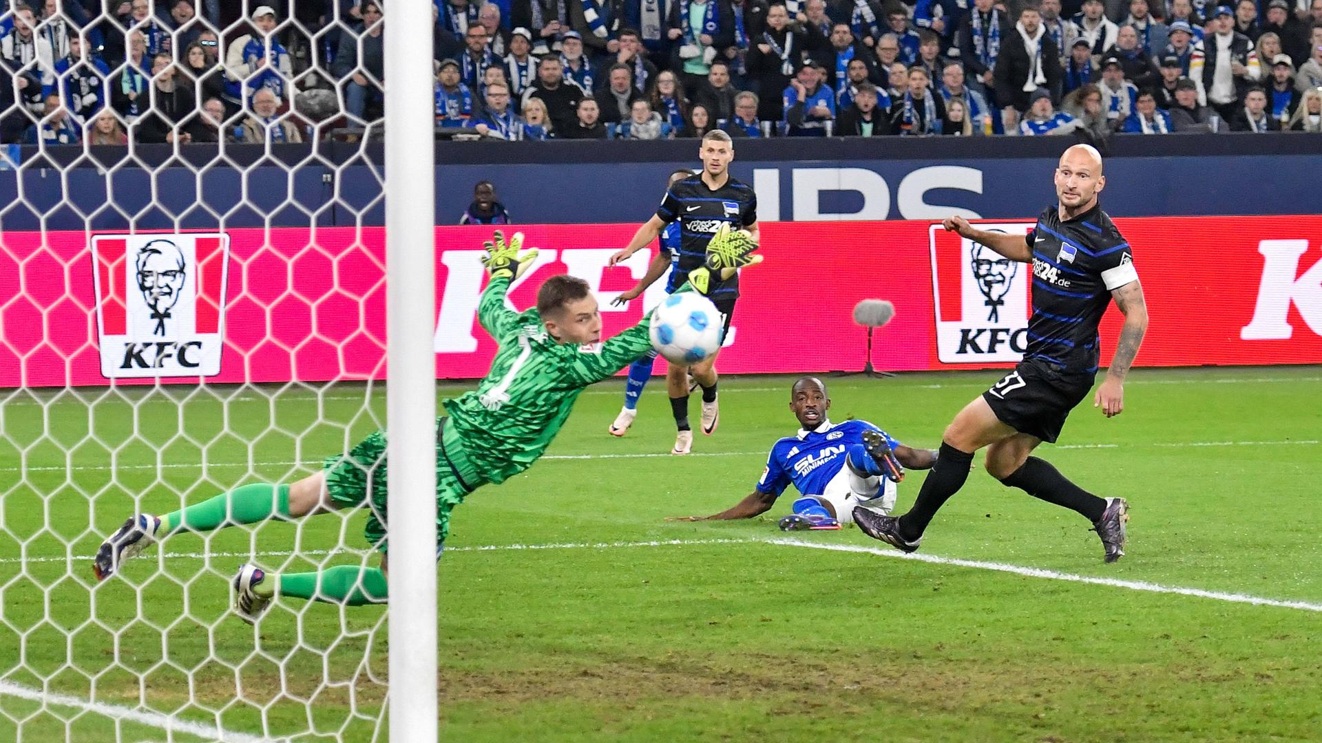 Tjark Ernst (Hertha) vereitelt Torchance von Christopher Antwi-Adjei (Schalke).