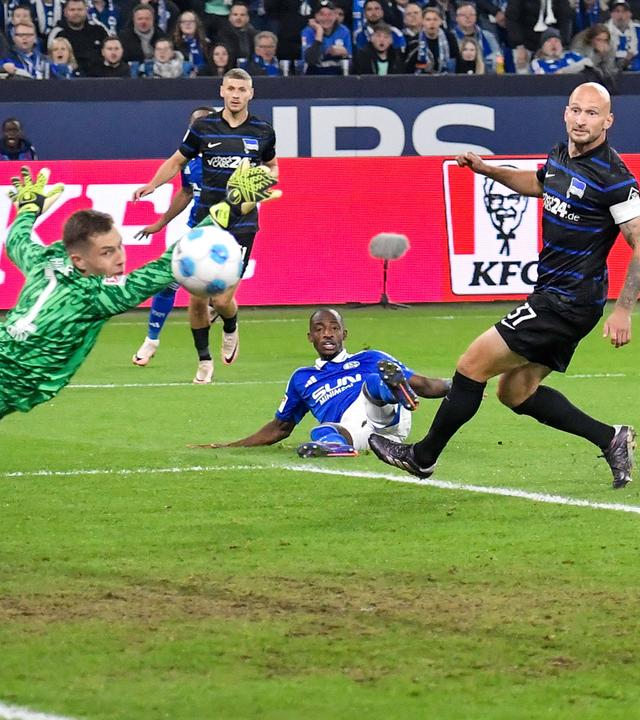 Tjark Ernst (Hertha) vereitelt Torchance von Christopher Antwi-Adjei (Schalke).