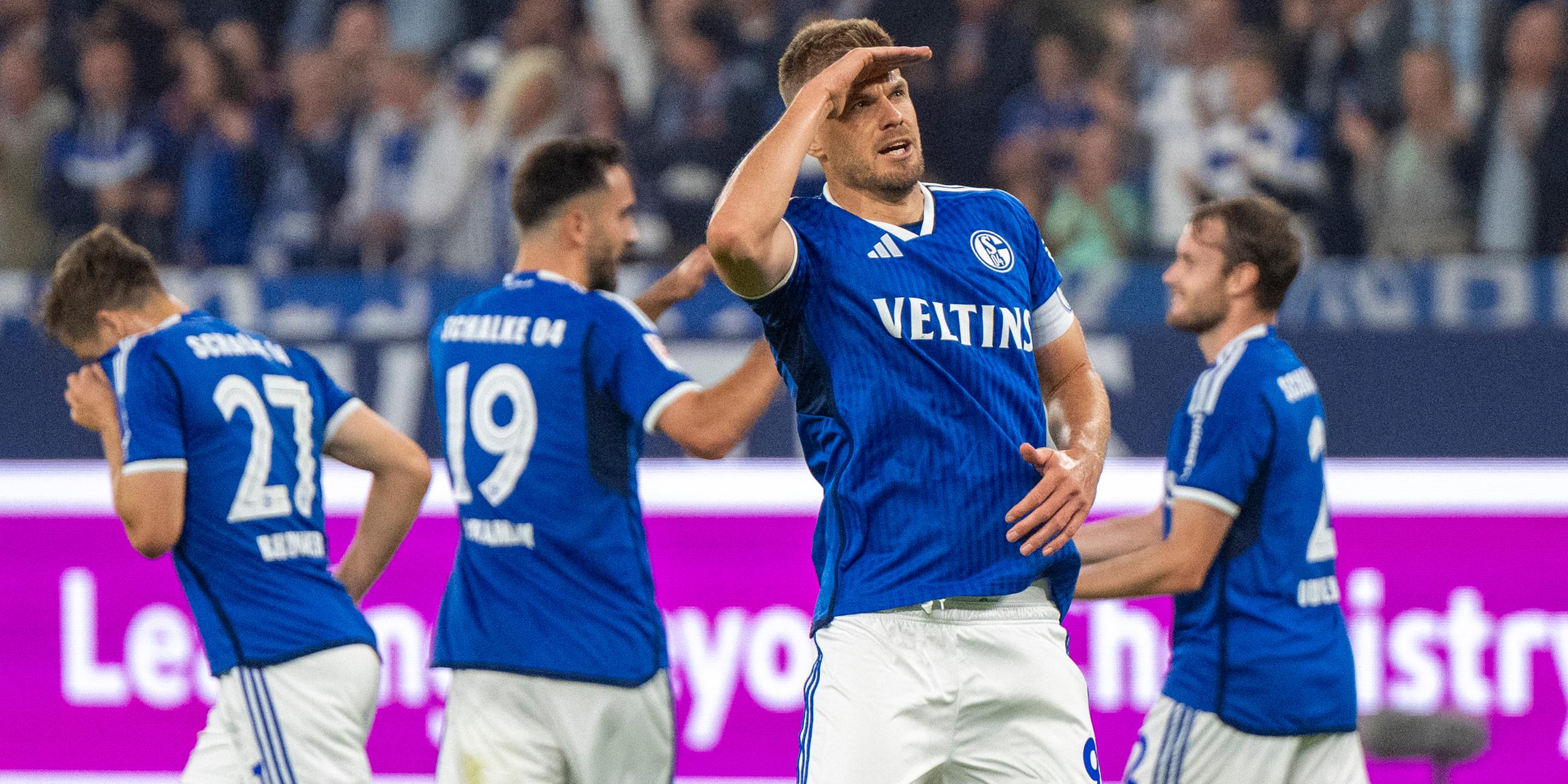 Schalkes Simon Terodde jubelt nach seinem Tor zum 1:0. 