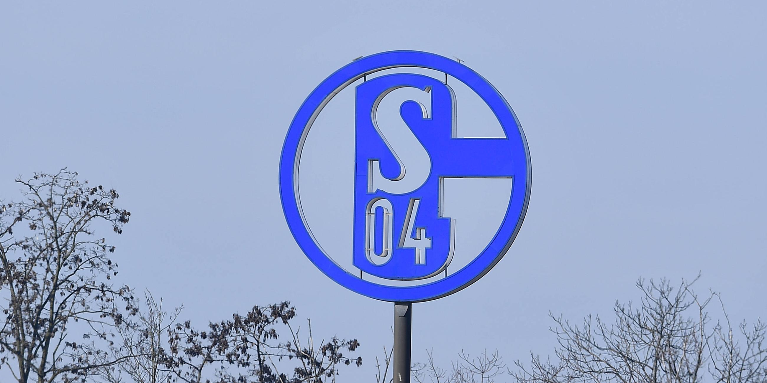 15.02.2023, Gelsenkirchen: FC Schalke 04-Logo auf dem Trainingsgelände