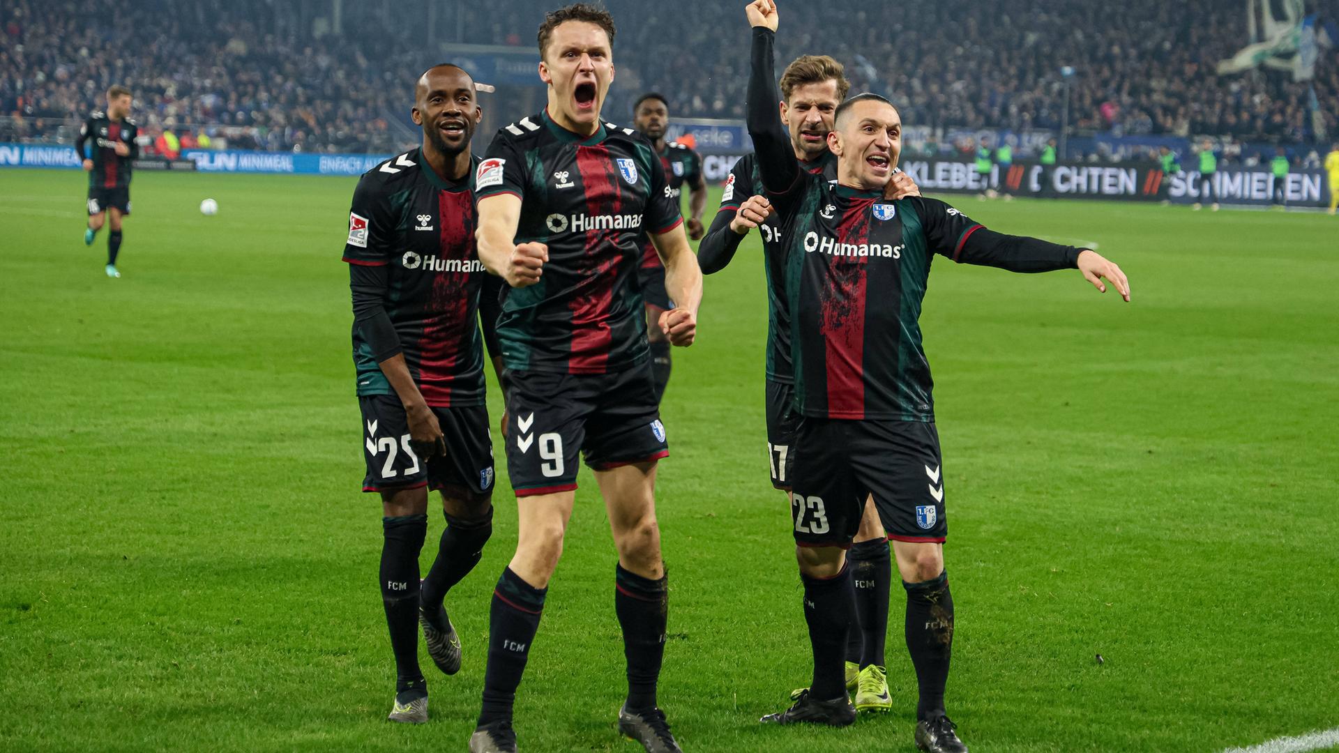 Martijn Kaars (Magdeburg) jubelt mit seiner Mannschaft nach dem Treffer zum 0:3.