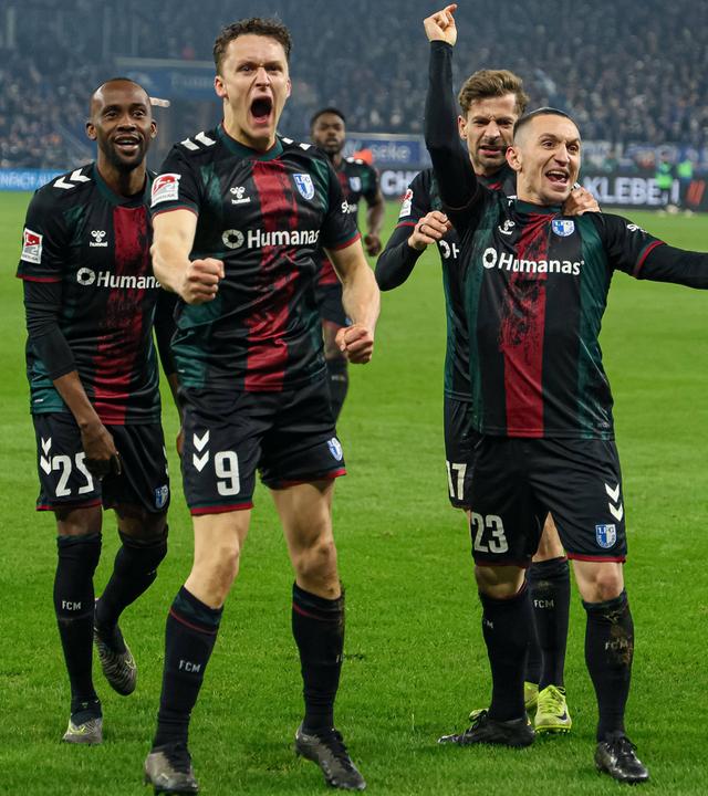 Martijn Kaars (Magdeburg) jubelt mit seiner Mannschaft nach dem Treffer zum 0:3.