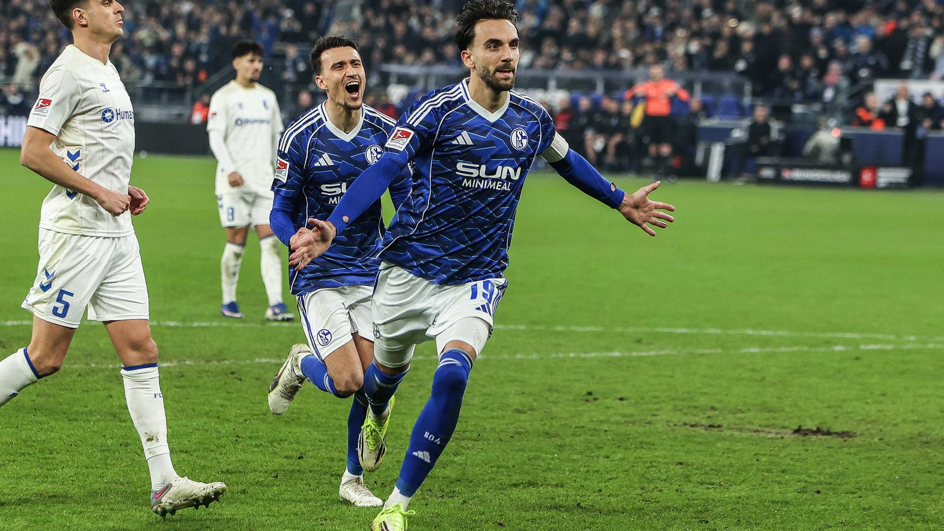 Kenan Karaman (Schalke 04, 19) jubelt. 