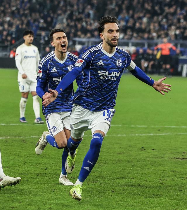 Kenan Karaman (Schalke 04, 19) jubelt. 