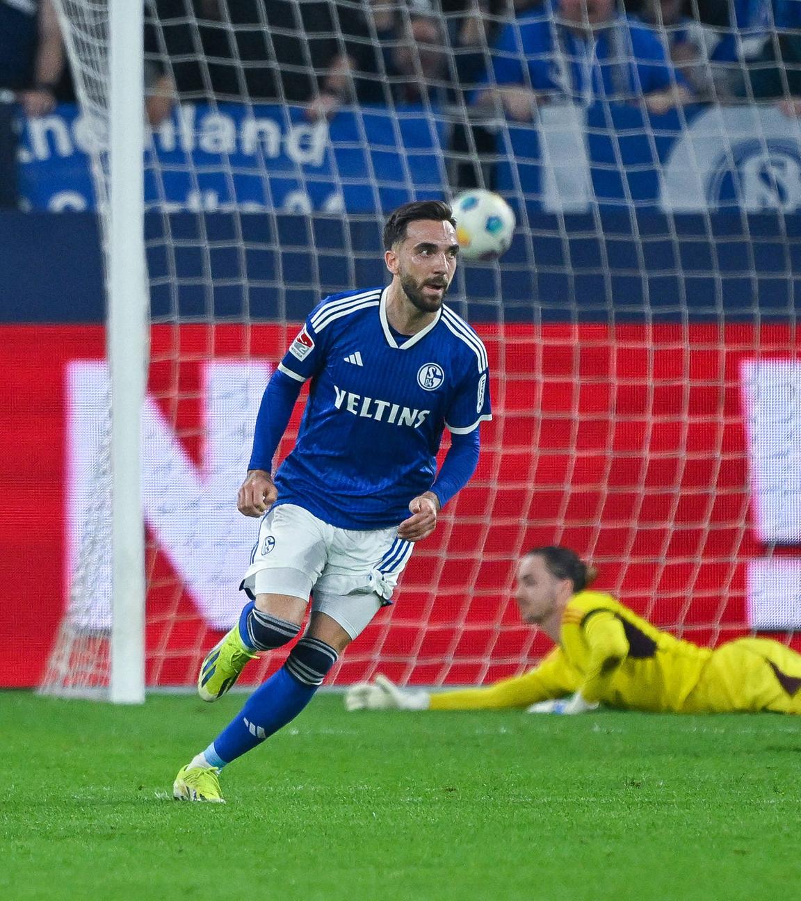Schalkes Kenan Karaman freut sich über das Tor zum 1:0 gegen Nürnberg am 13.04.2024.