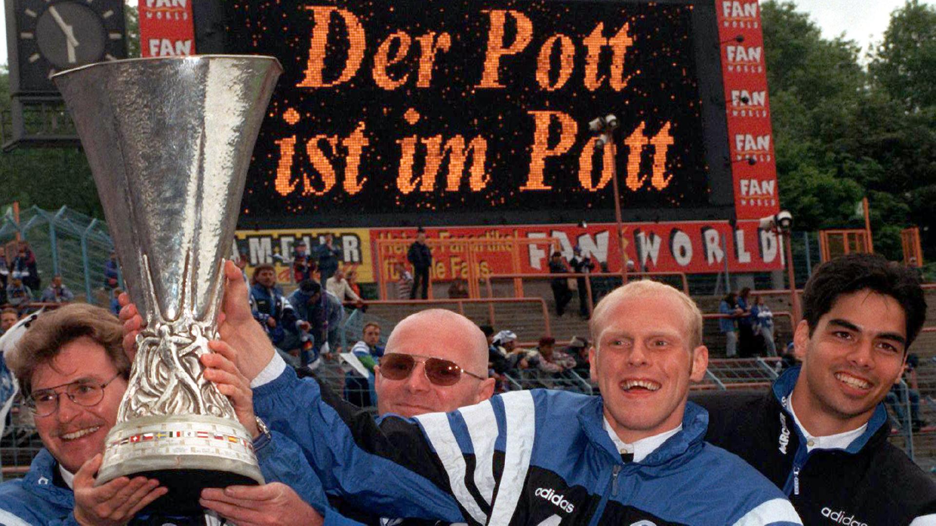 Schalke feiert den Sieg im UEFA-Cup 1997: Yves Eigenrauch mit dem Pokal in Gelsenkirchen.