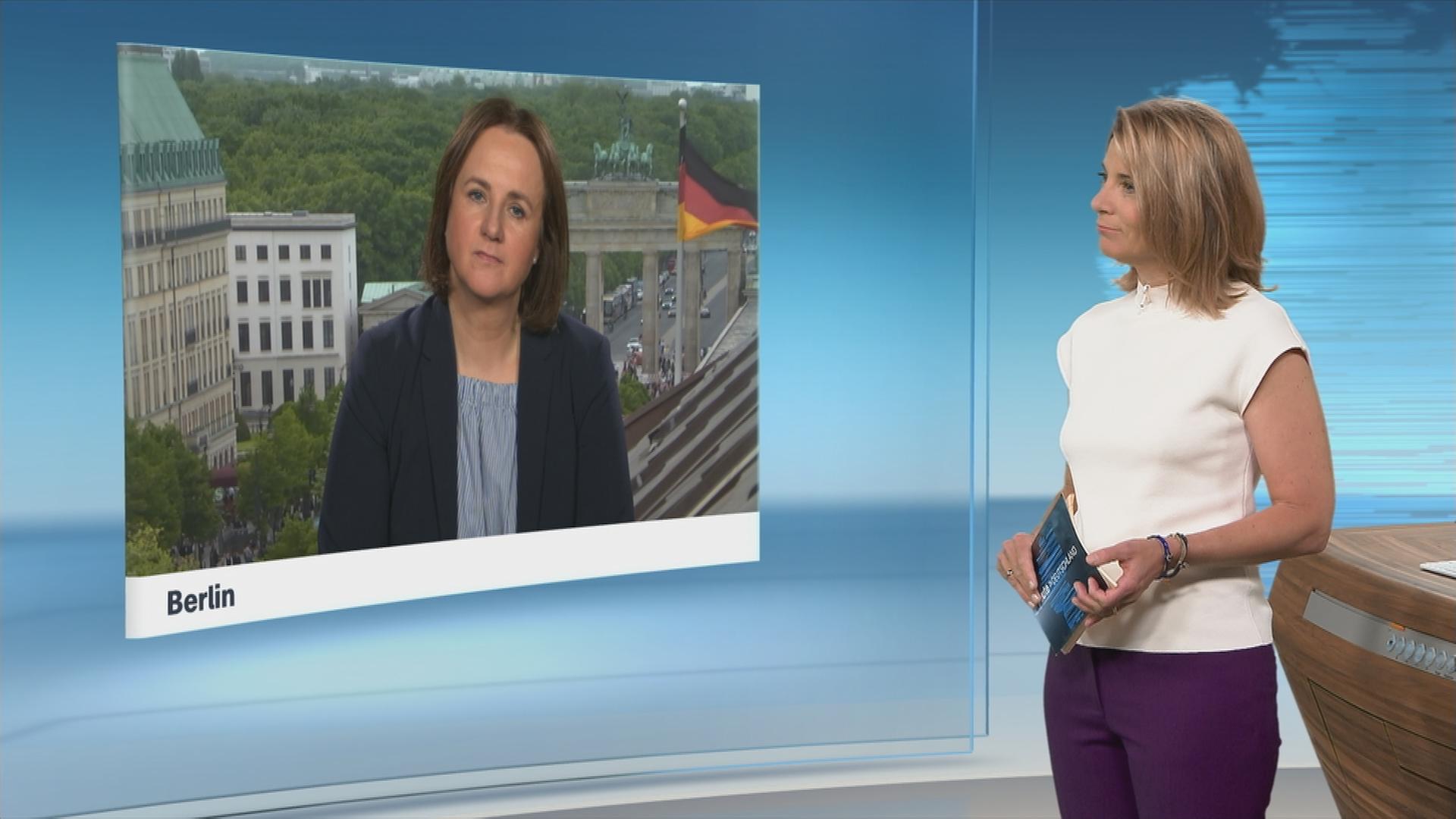 Auf dem Bild ist die Moderatorin Yve Fehring mit der Berlin Korrespondentin Christiane Hübscher im Schaltgespräch zu sehen.