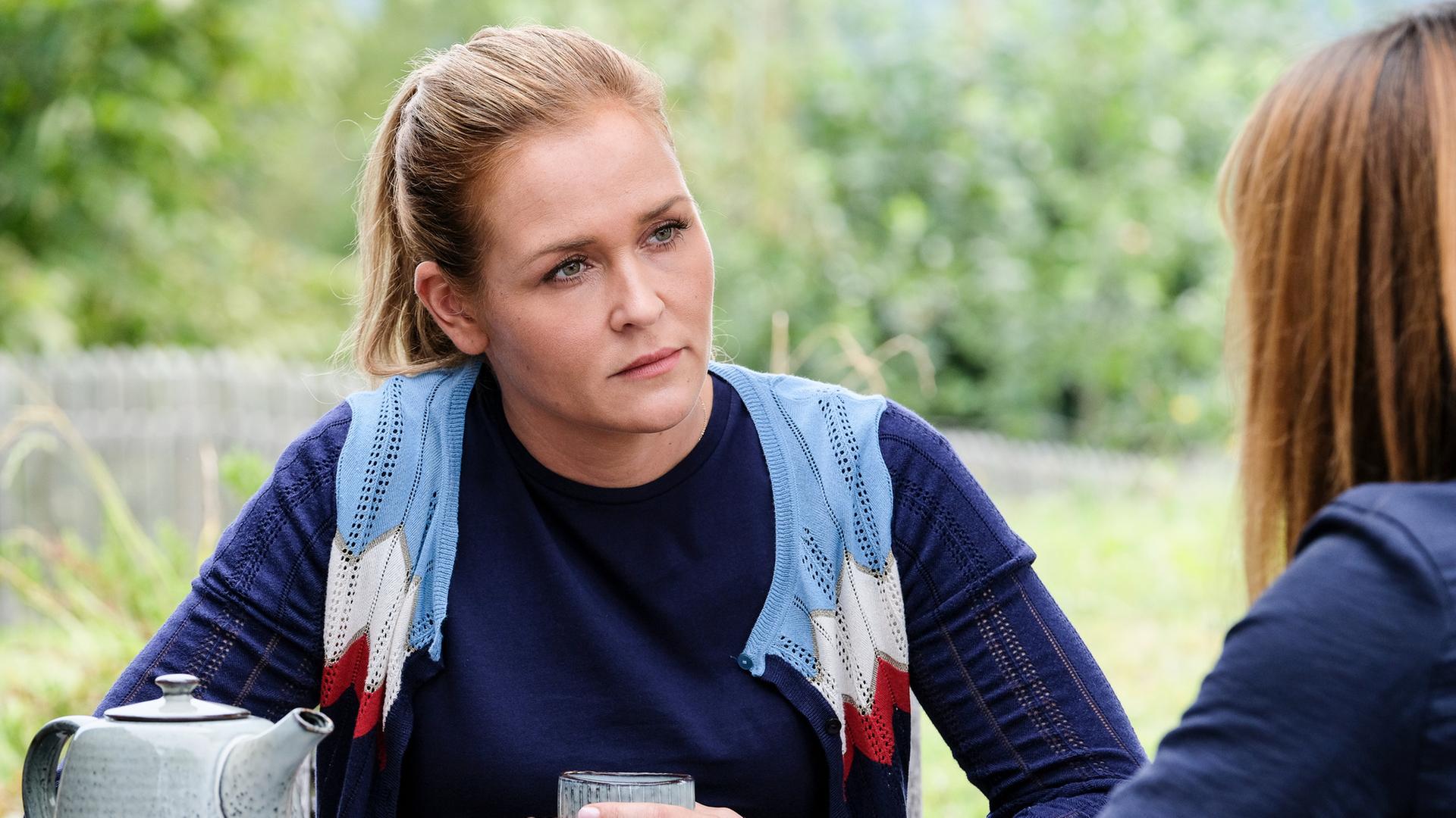 "Lena Lorenz - Schatten und Licht": Lena Lorenz (Judith Hoersch) sitzt Isabel Petri (Ina Paule Klink) gegenüber und schaut diese ernst an. Eine Teekanne steht auf dem Tisch.