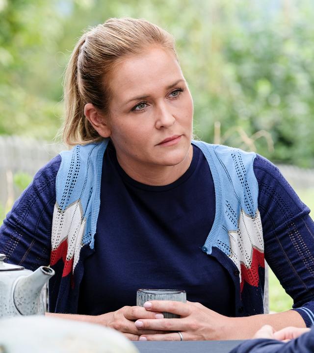 "Lena Lorenz - Schatten und Licht": Lena Lorenz (Judith Hoersch) sitzt Isabel Petri (Ina Paule Klink) gegenüber und schaut diese ernst an. Eine Teekanne steht auf dem Tisch.