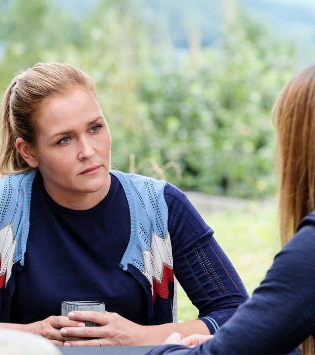 "Lena Lorenz - Schatten und Licht": Lena Lorenz (Judith Hoersch) sitzt Isabel Petri (Ina Paule Klink) gegenüber und schaut diese ernst an. Eine Teekanne steht auf dem Tisch.