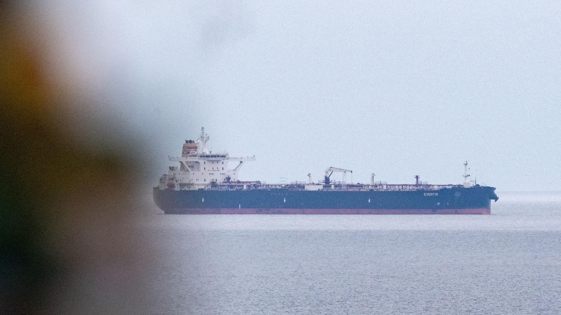 Blick auf den Tanker «Eventin» vor der Küste der Insel Rügen. 