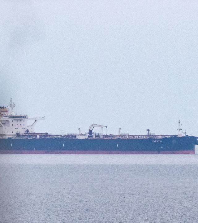Blick auf den Tanker «Eventin» vor der Küste der Insel Rügen. 