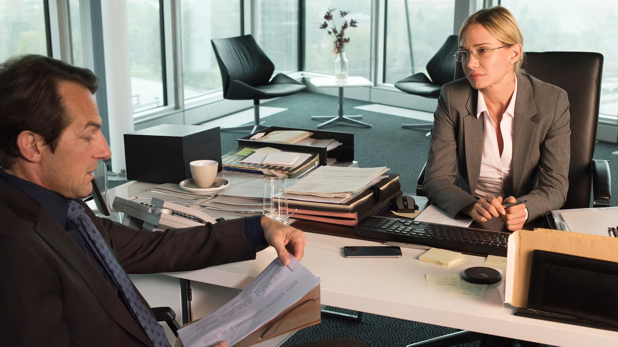 Oliver Radek (Hans-Werner Meyer, l.) sucht die Bundestagsabgeordneten Dr. Ilka Filipov (Nadeshda Brennicke, r.) in ihrem Büro auf.