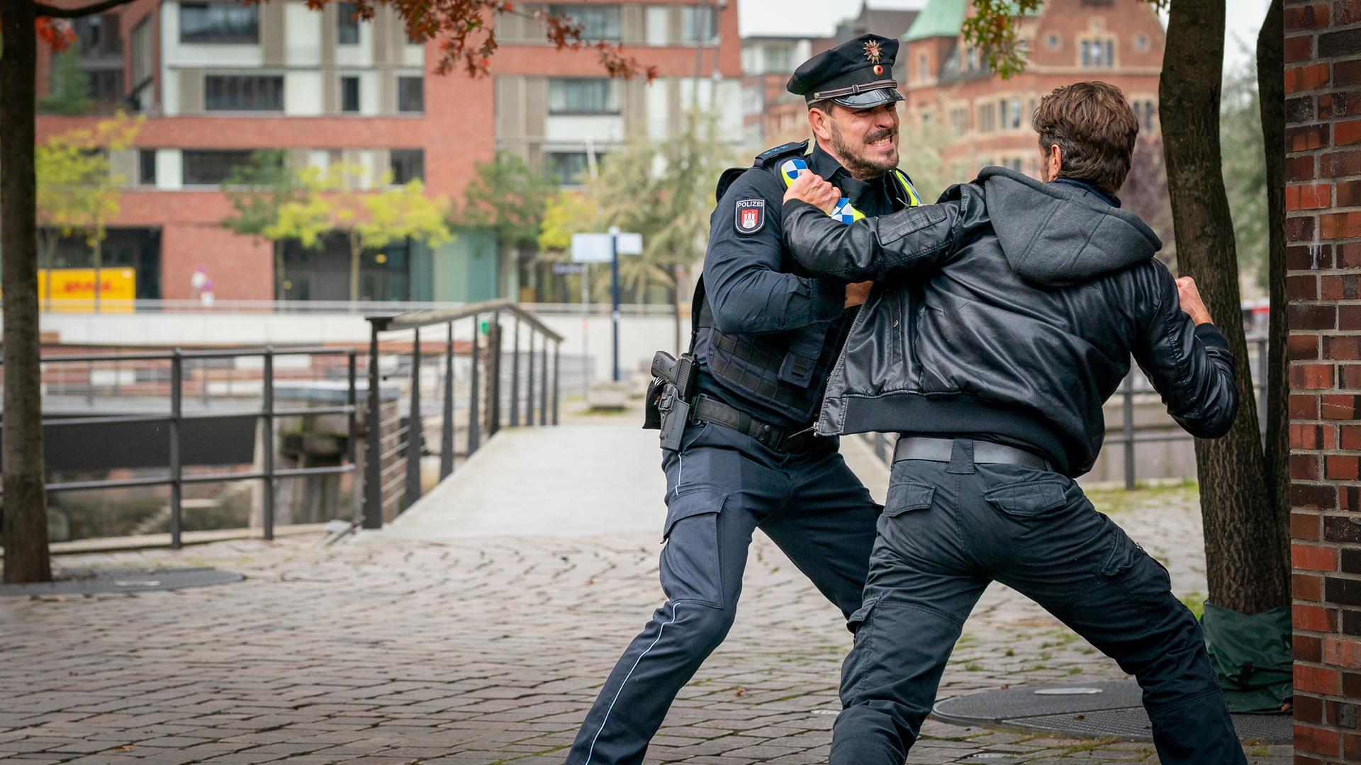 "Notruf Hafenkante - Schatzjäger": Kris (Marc Barthel) kämpft an einem Brückenzugang mit einem der Täter (Steffen Jung).