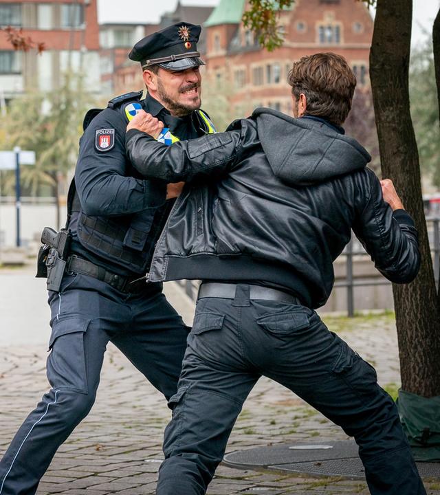"Notruf Hafenkante - Schatzjäger": Kris (Marc Barthel) kämpft an einem Brückenzugang mit einem der Täter (Steffen Jung).