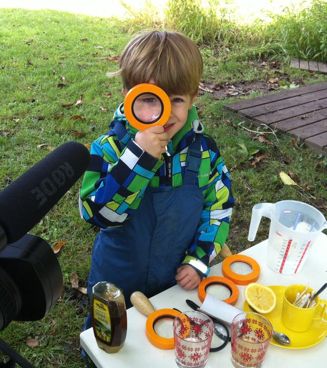 Kindergartenkinder untersuchen Regenwürmer