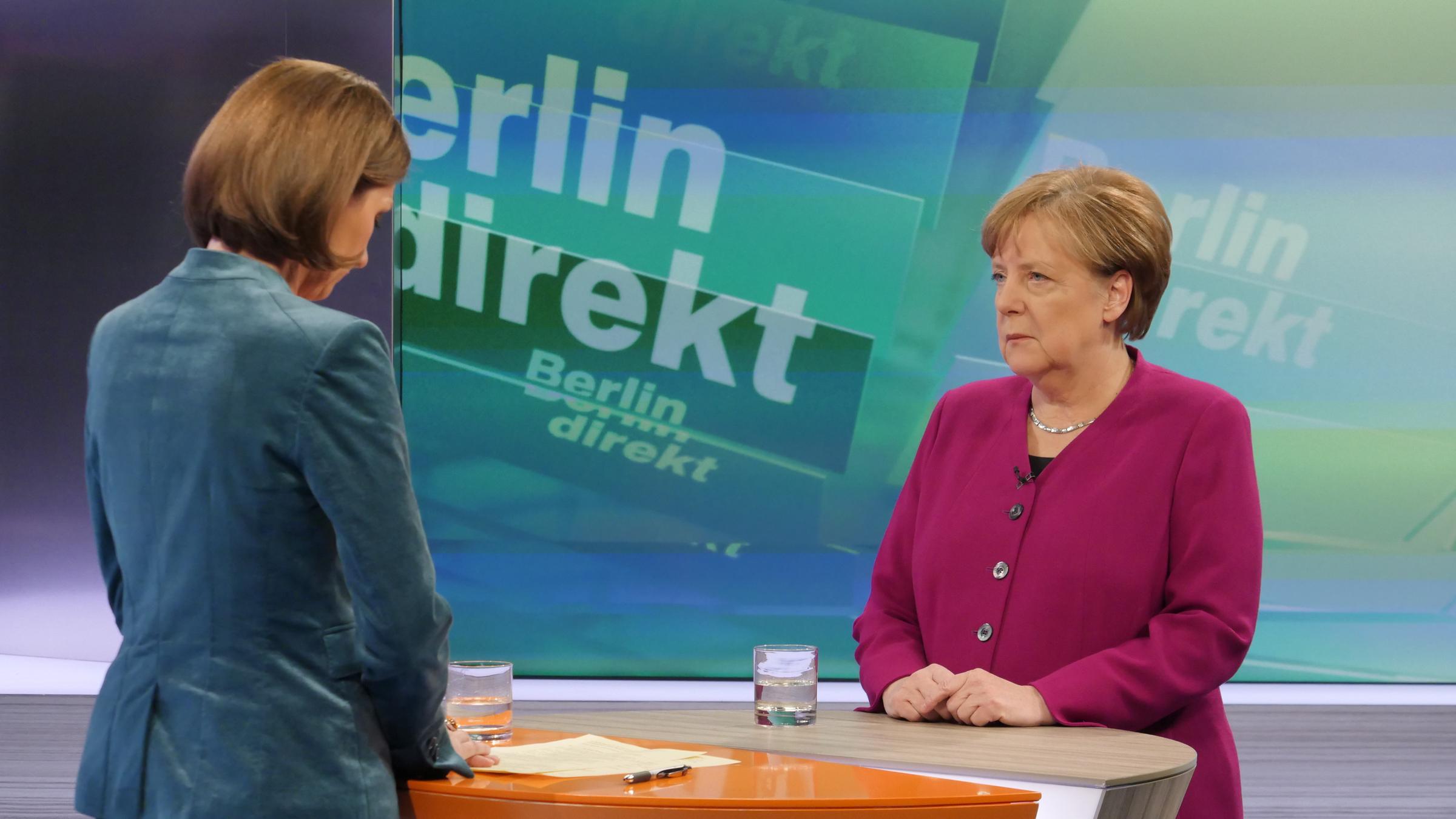 "Berlin direkt" 11.02.2018: Bettina Schausten und Angela Merkel stehen sich zum Gespräch gegenüber.