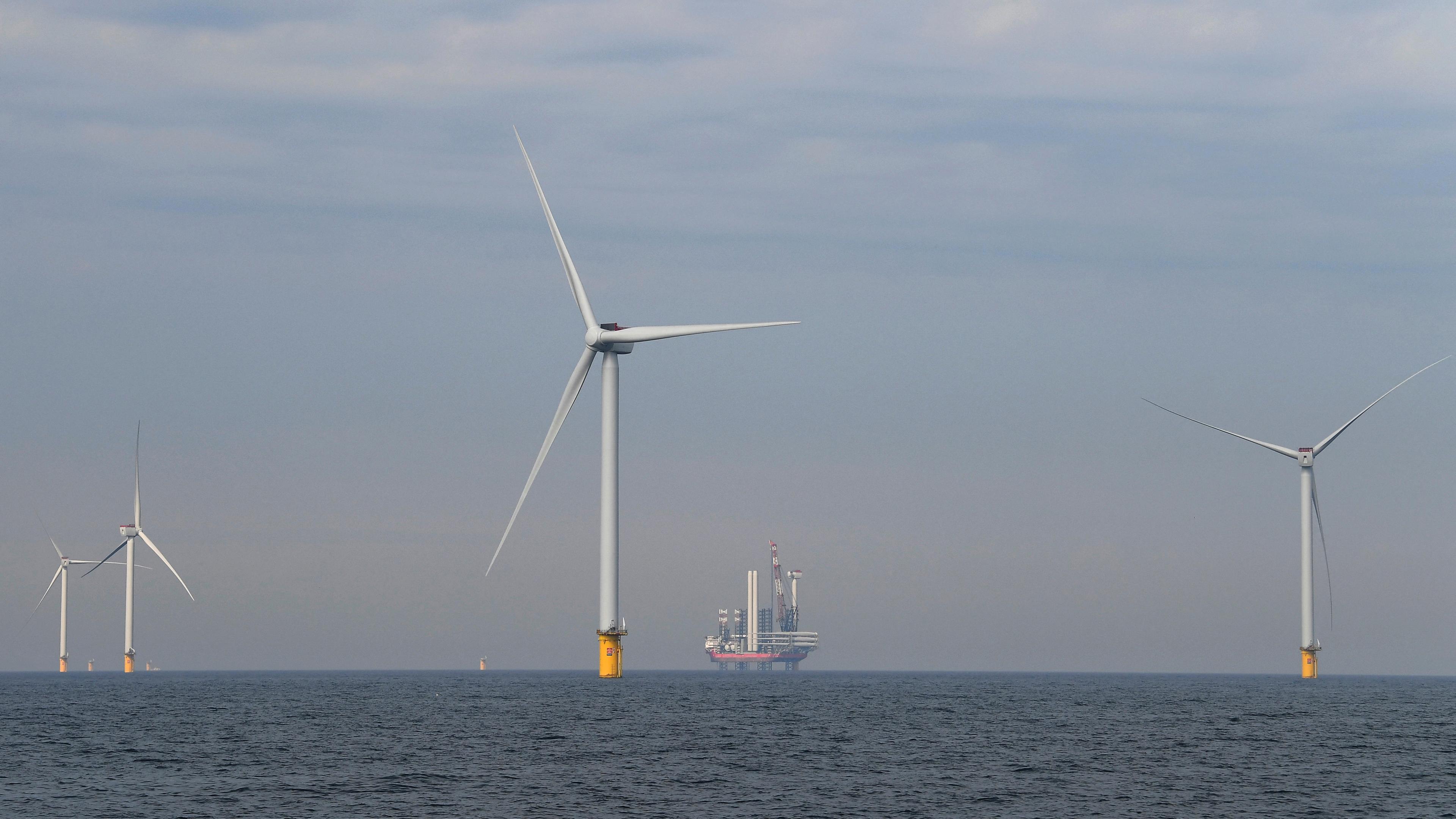 Windräder eines Windparks und Plattform in der Nordsee