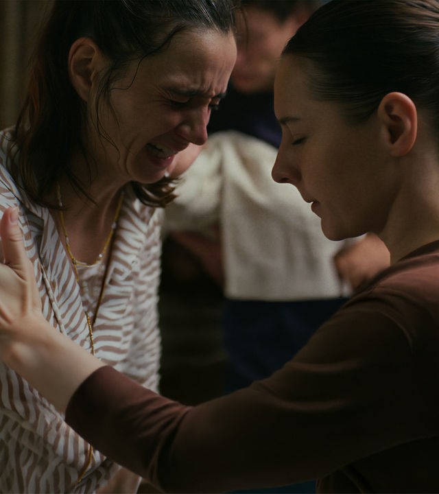 "PUSH - Schicht": Nahaufnahme: Mimi (Laura Balzer) und Elke (Marie Rosa Tietjen) sind fast Kopf an Kopf. Mimi weint und hat ein schmerzverzehrtes Gesicht. Elke strahlt Ruhe aus und blickt nach unten.
