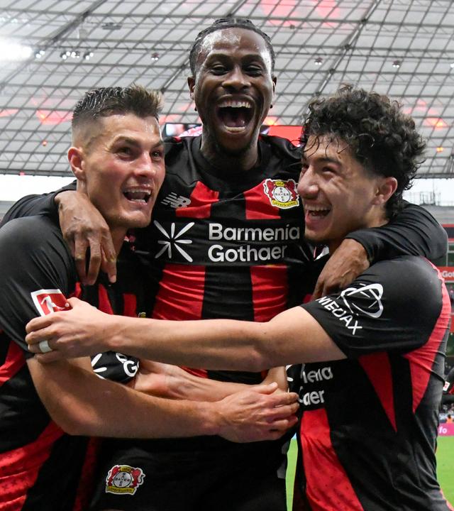 Die Leverkusener Patrik Schick, Nathan Tella und Ibrahim Maza jubeln gemeinsam nach Schicks Treffer zum 2:1 gegen den SC Freiburg.