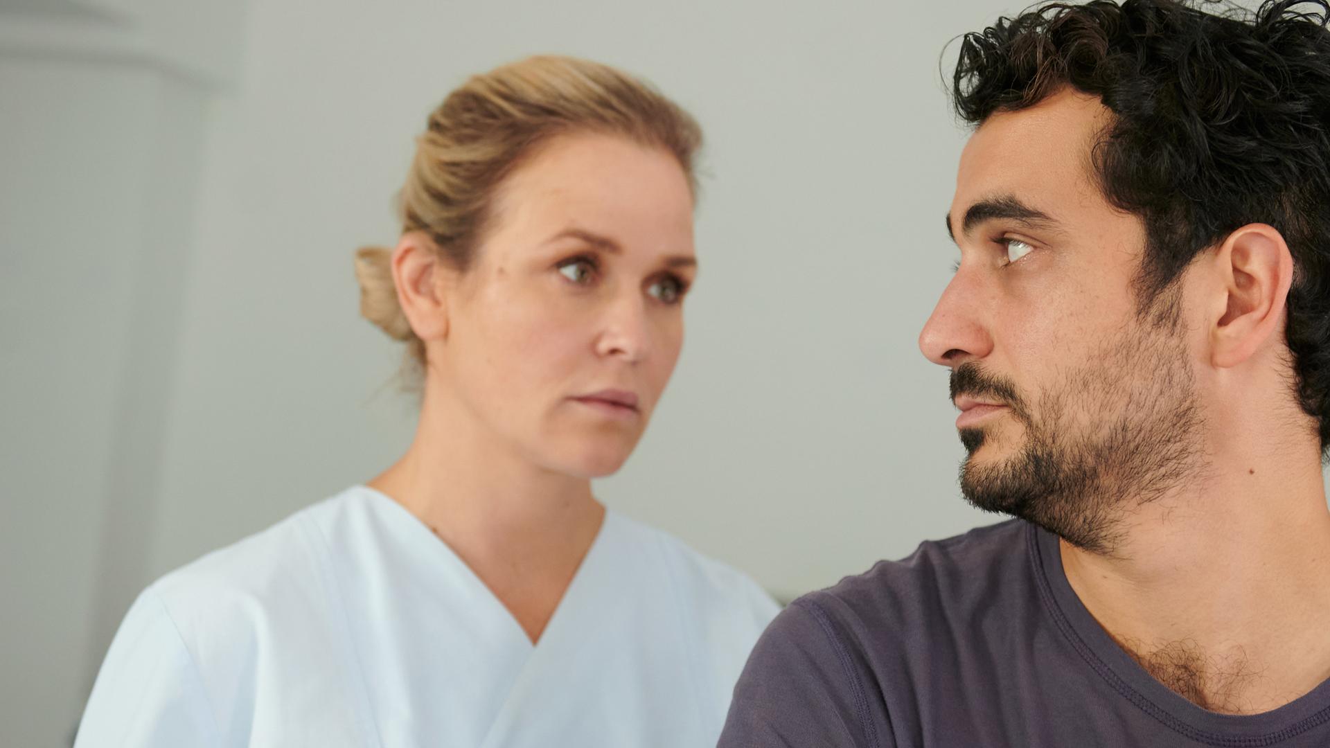 Ben Tewolde (Timo Fakhravar) schaut Lena Lorenz (Judith Hoersch) an, die in Klinikkleidung hinter ihm steht.