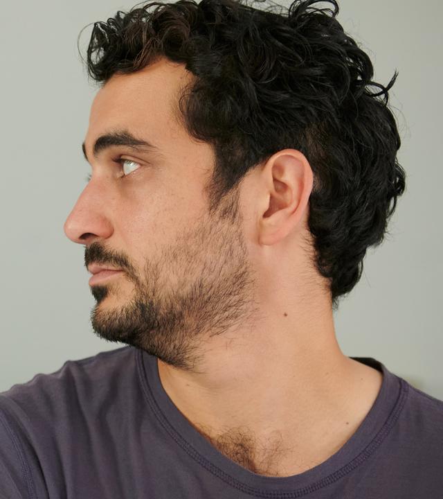 Ben Tewolde (Timo Fakhravar) schaut Lena Lorenz (Judith Hoersch) an, die in Klinikkleidung hinter ihm steht.