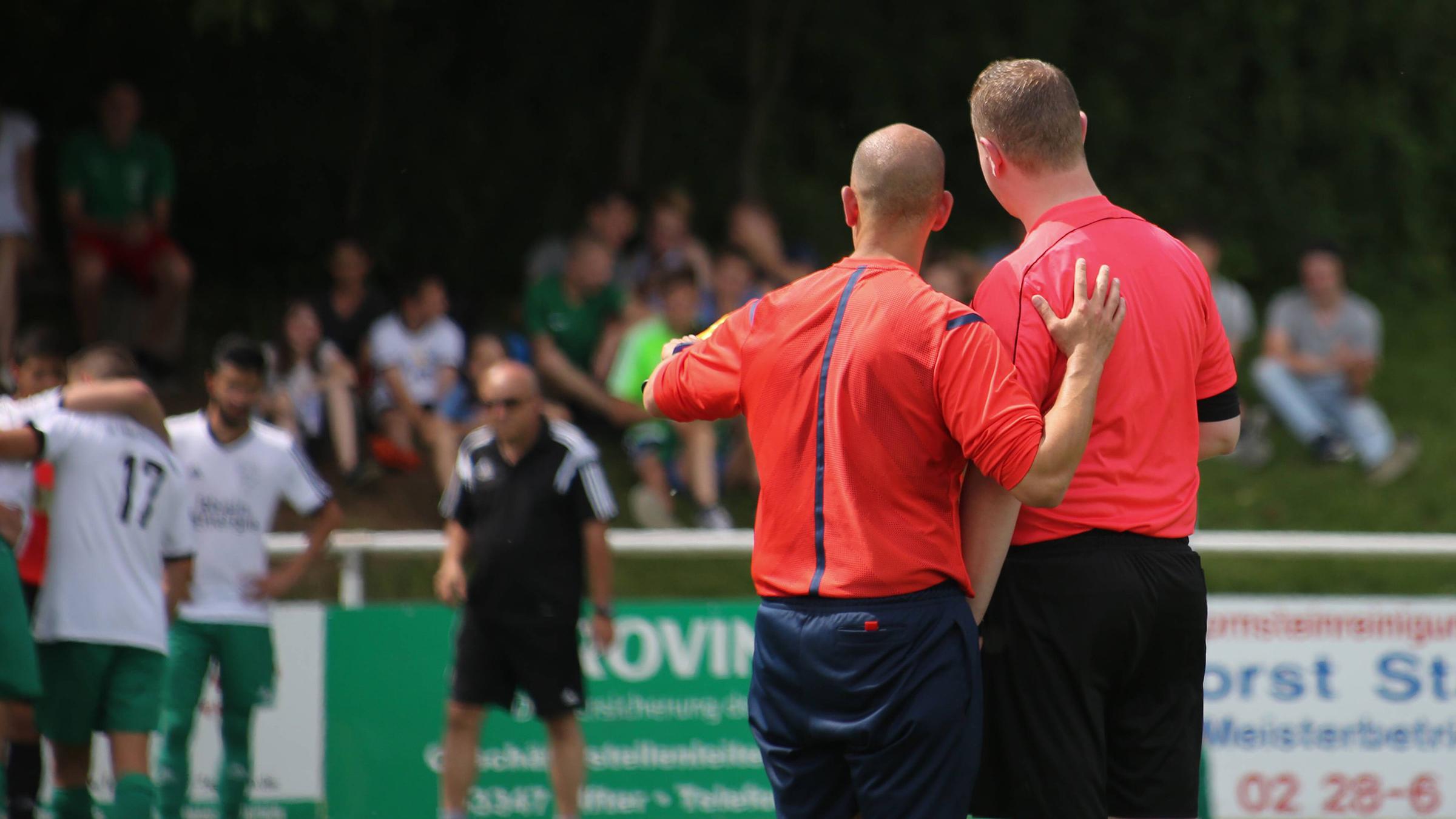 Schiedsrichter und Assistent bei einem Kreisligaspiel