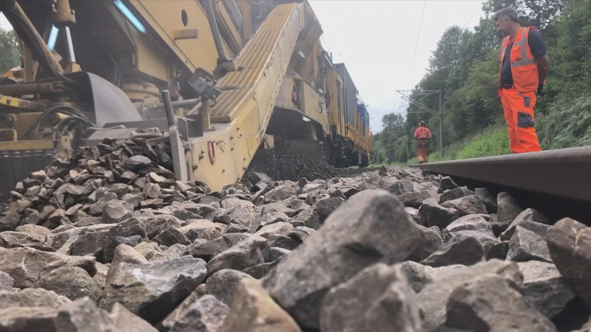 Gleisarbeiten an einer Bahnstrecke.