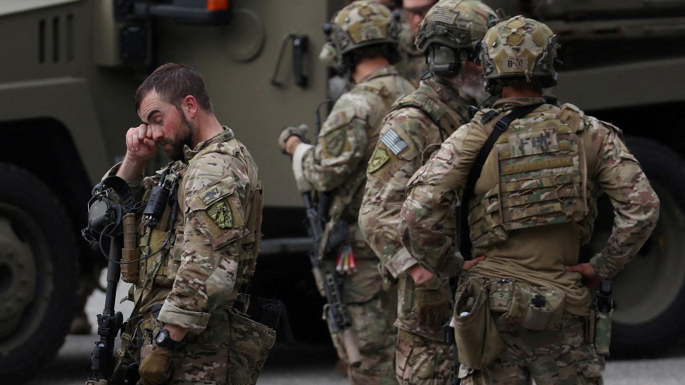 Mitglieder der Strafverfolgungsbehörden patrouillieren nach einer tödlichen Massenschießerei in Lewiston in der Nähe einer Schule in Lisbon Falls am 26.10.2023.