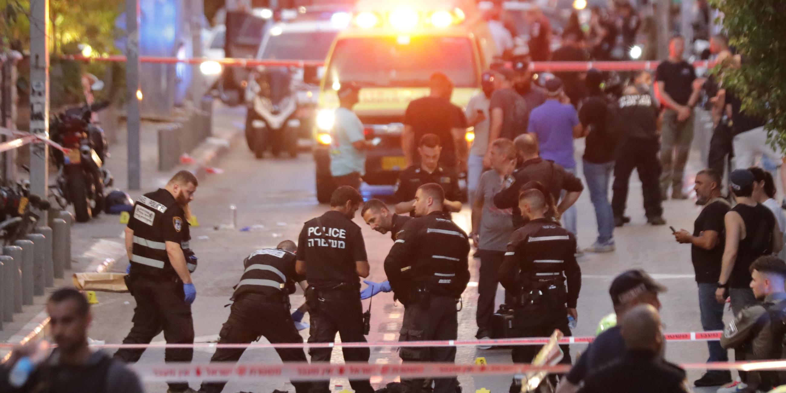 Beamte sichern einen abgesperrten Bereich auf einer Straße in Tel Aviv