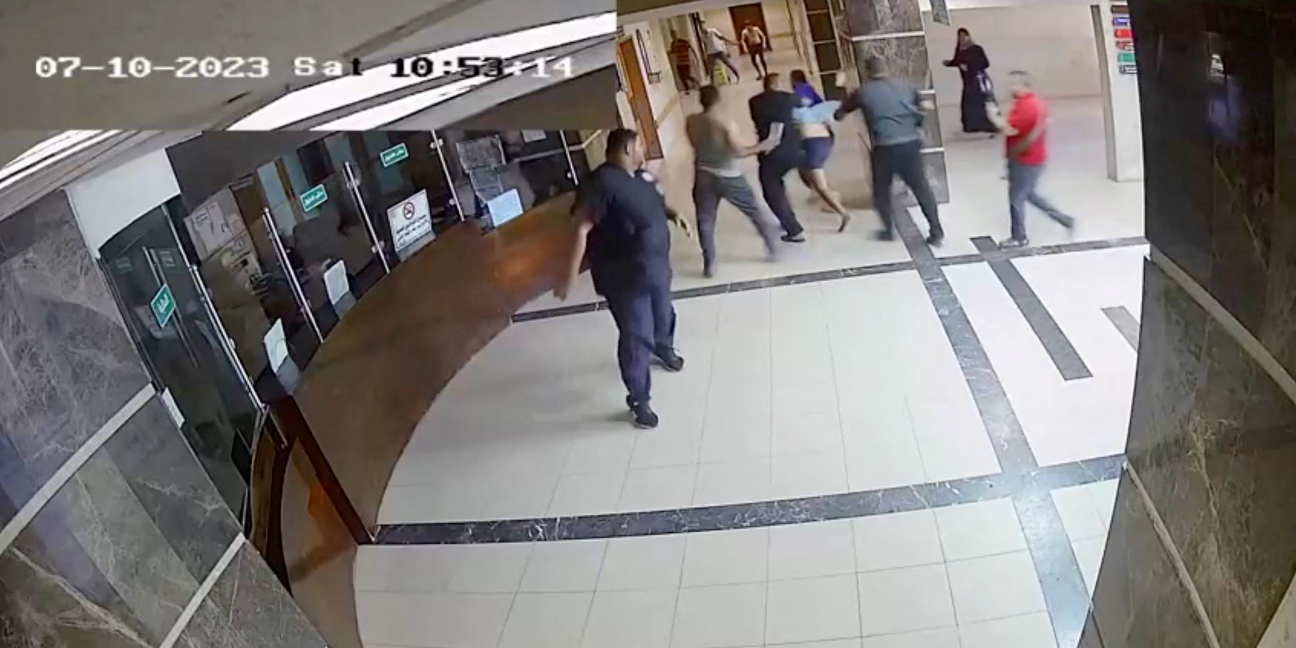 Israelische Armee veröffentlicht ein Video, das angeblich Geiseln im Schifa-Krankenhaus zeigt