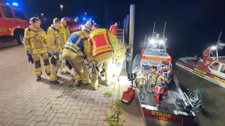 Rettungskräfte bei einer Rettung an der Elbe.