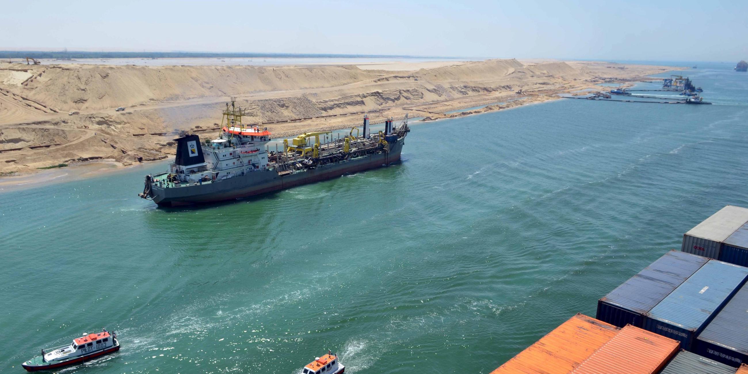 Ägypten, Ismailia: Schiffe fahren durch den Suezkanal. Archivbild