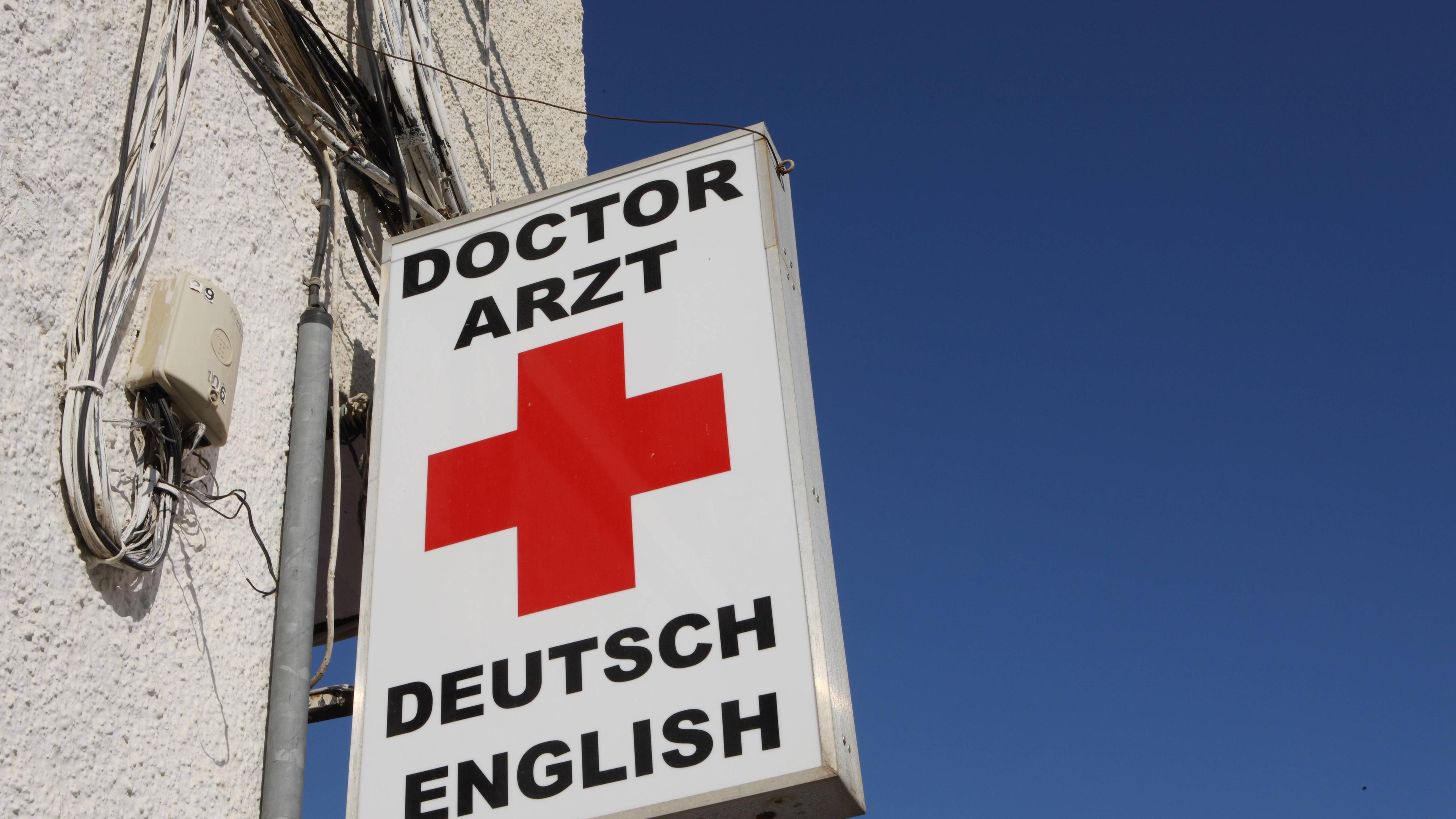 Arztpraxis-Schild im Ausland