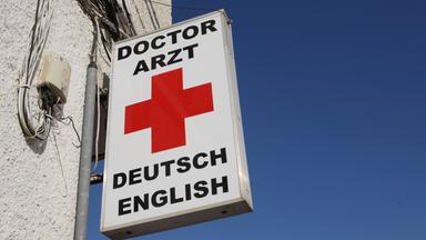 Arztpraxis-Schild im Ausland