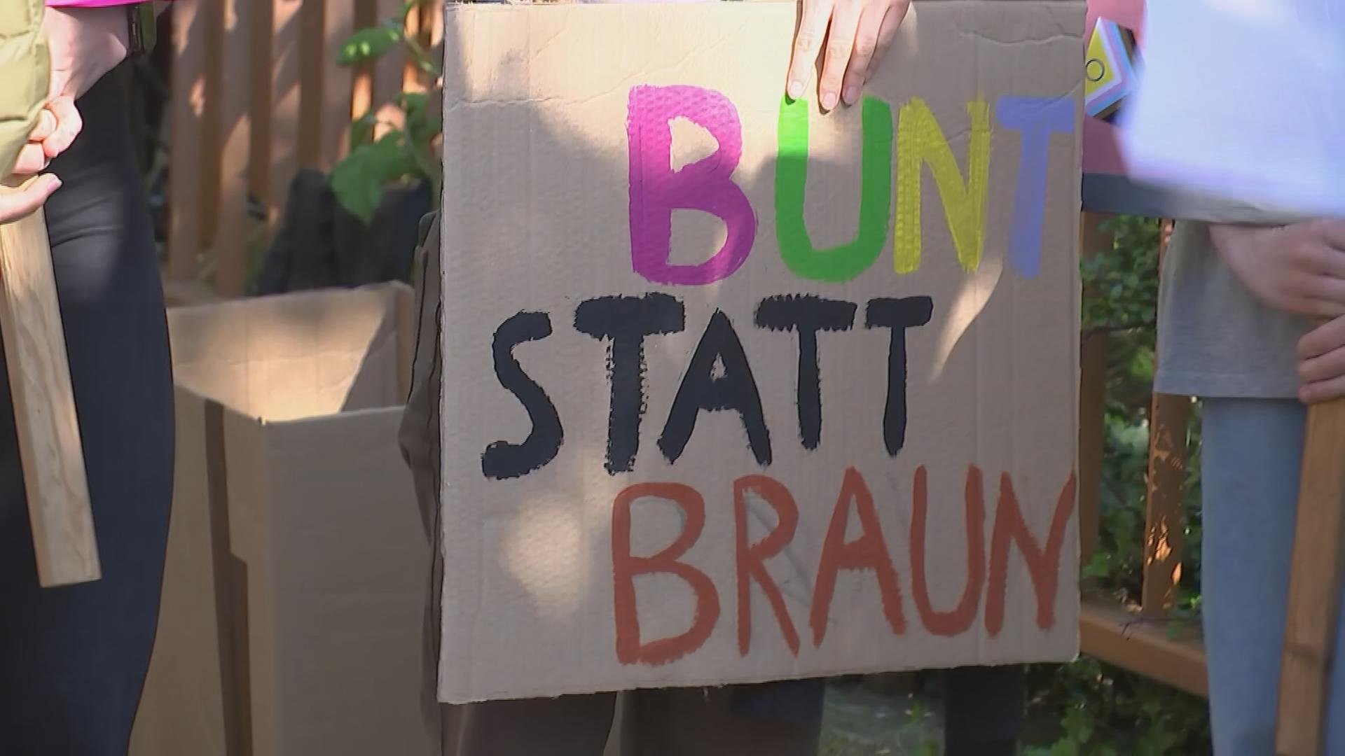 Auf dem Bild ist ein Schild von einer Demonstration gegen Rechts zu sehen, mit der Aufschrift "Bunt statt Braun".