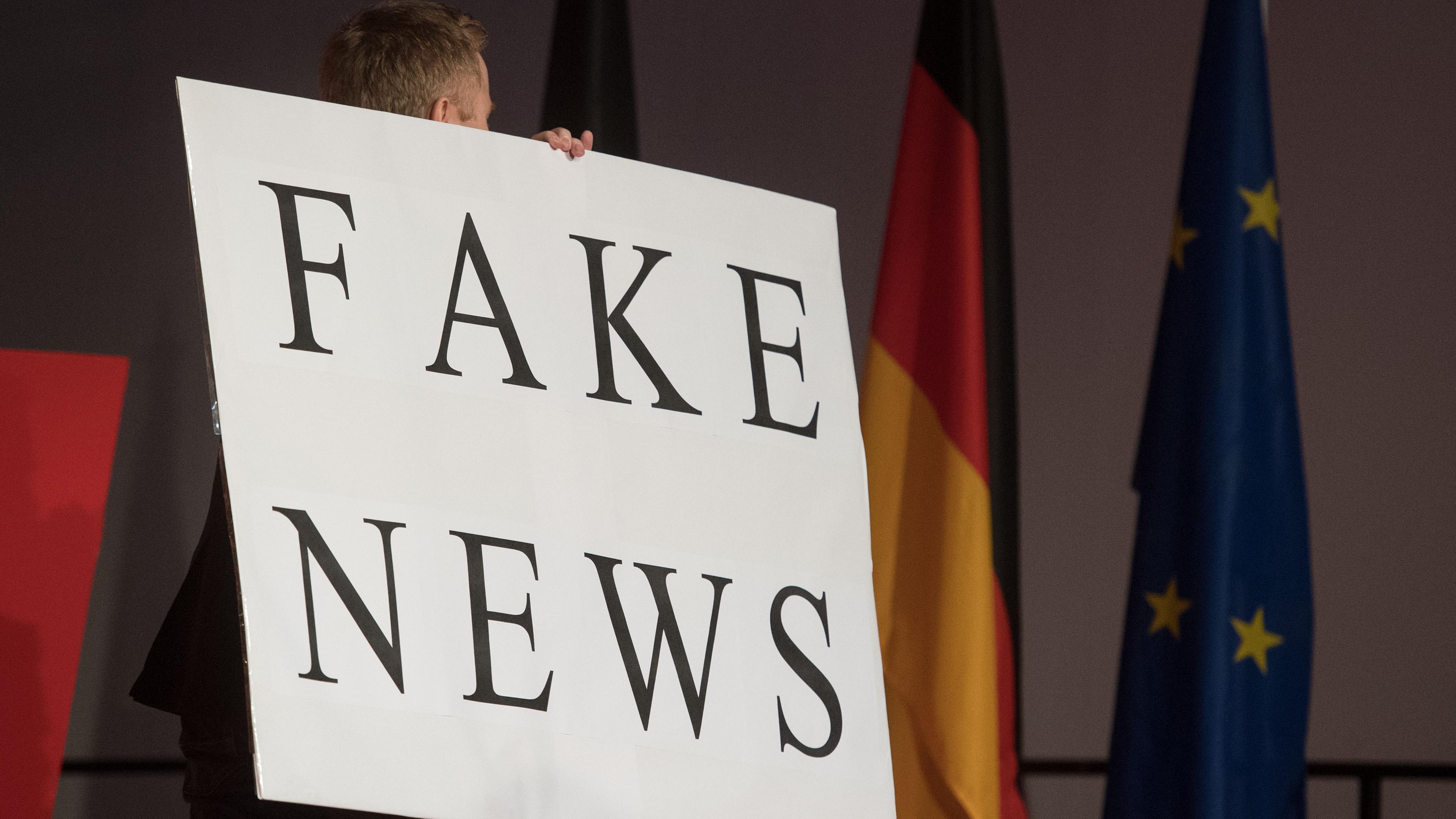 Schild mit der Aufschrift "fake news"
