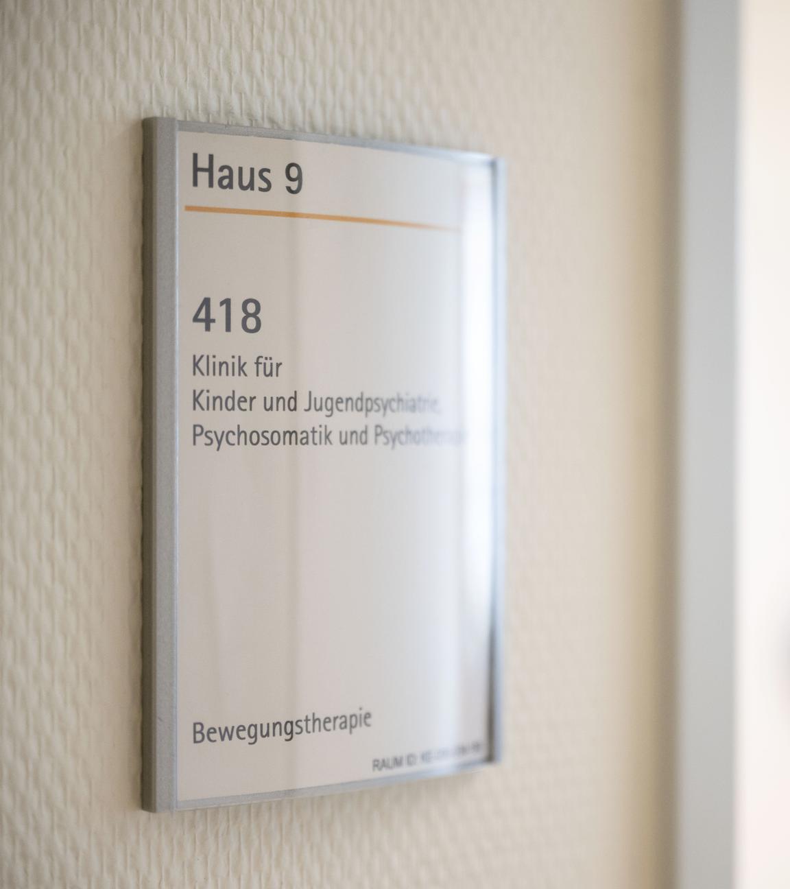 Baden-Württemberg, Eßlingen: Ein Schild einer Station der Klinik für Kinder und Jugendpsychiatrie, Psychosomatik und Psychotherapie des Klinikums Esslingen hängt an einer Wand.