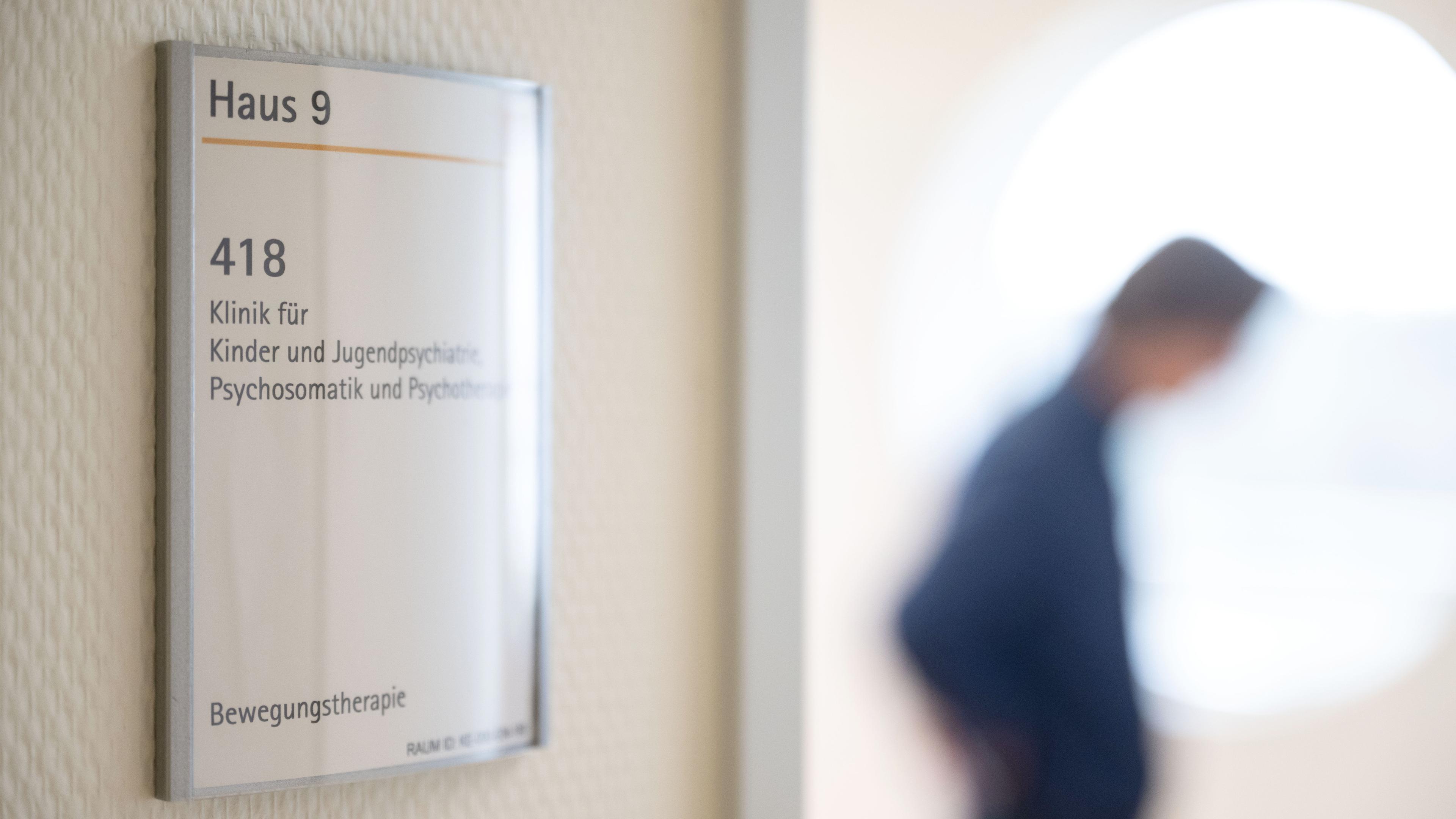 Baden-Württemberg, Eßlingen: Ein Schild einer Station der Klinik für Kinder und Jugendpsychiatrie, Psychosomatik und Psychotherapie des Klinikums Esslingen hängt an einer Wand.