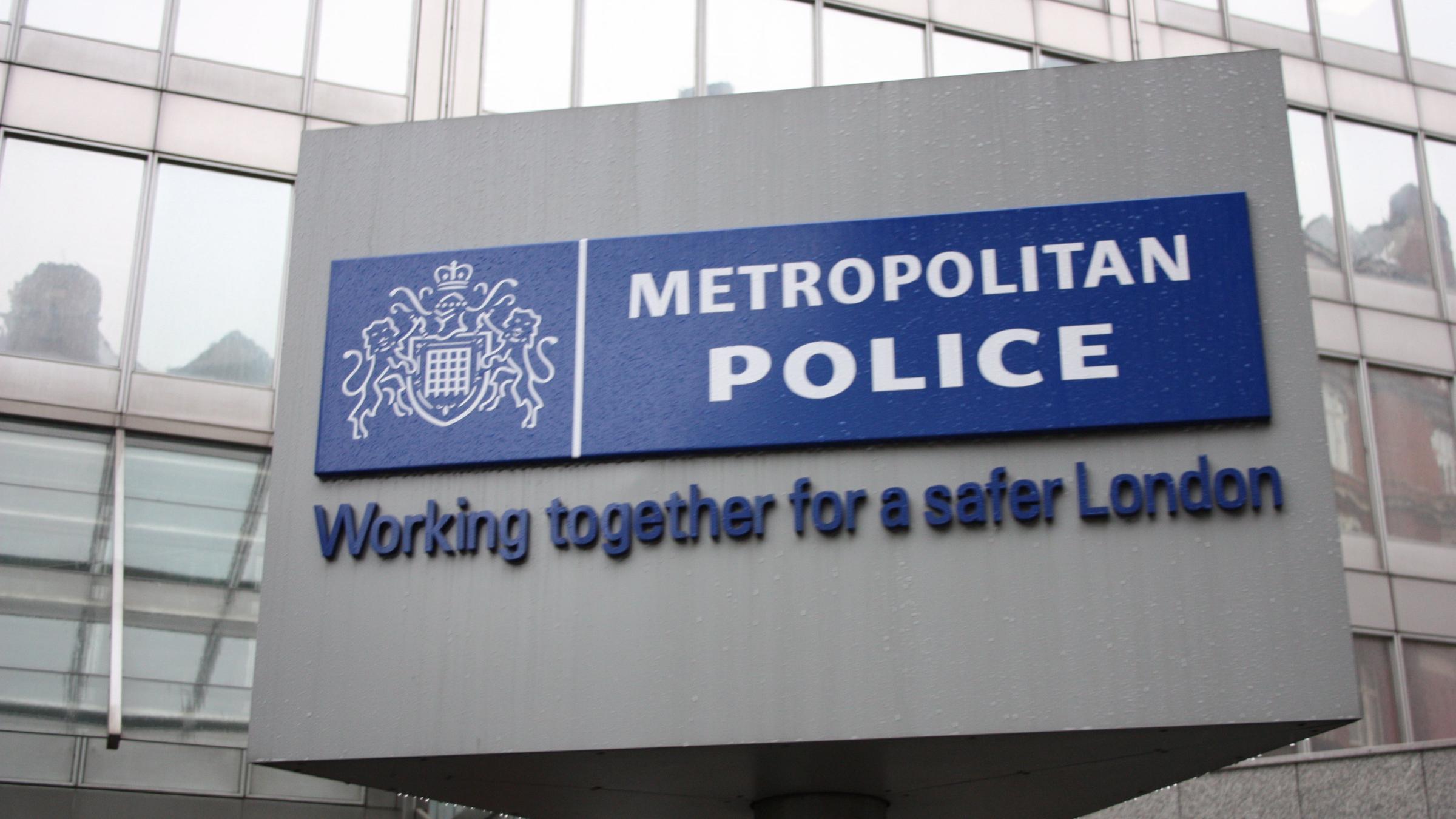 Schild der Metropolitan Police am Gebäude der New Scotland Yard