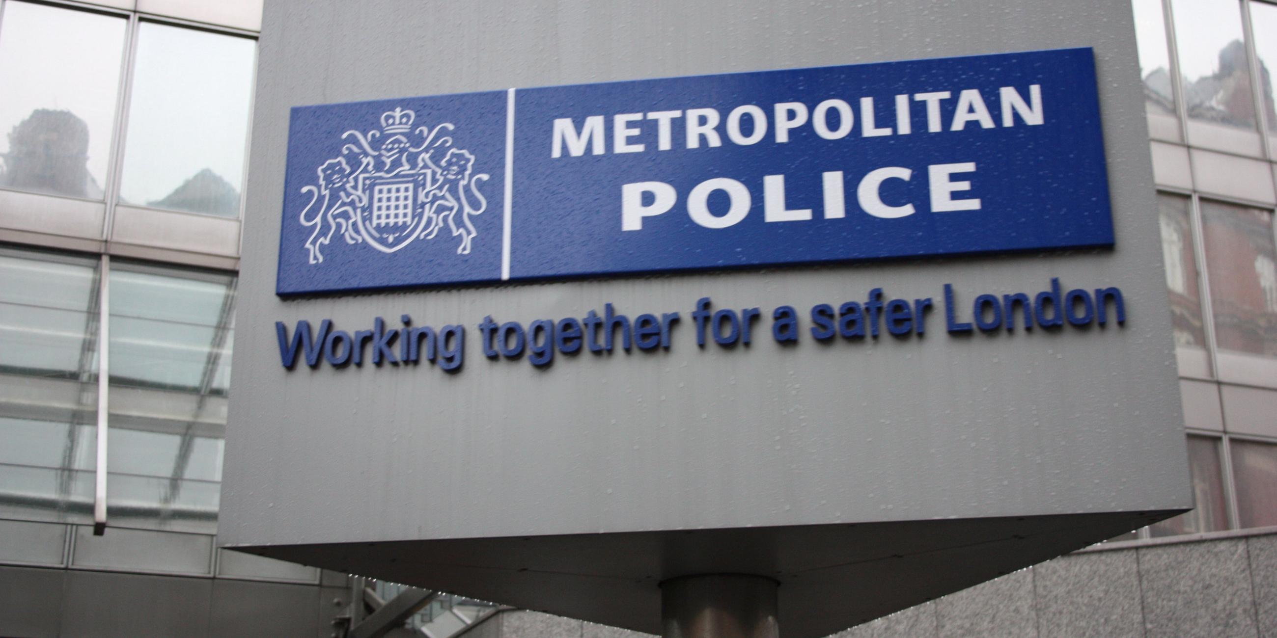 Schild der Metropolitan Police am Gebäude der New Scotland Yard