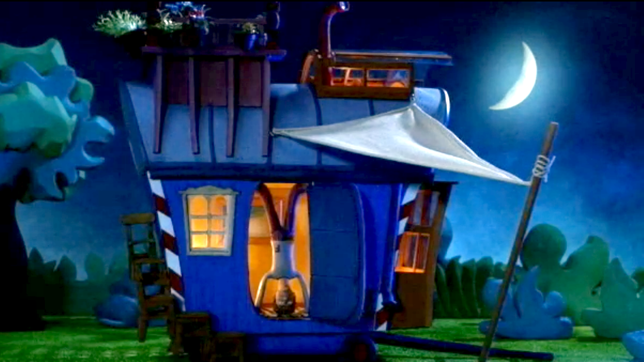 Fritz Fuchs steht kopfüber in der Tür seines Bauwagens. Es ist Nacht.