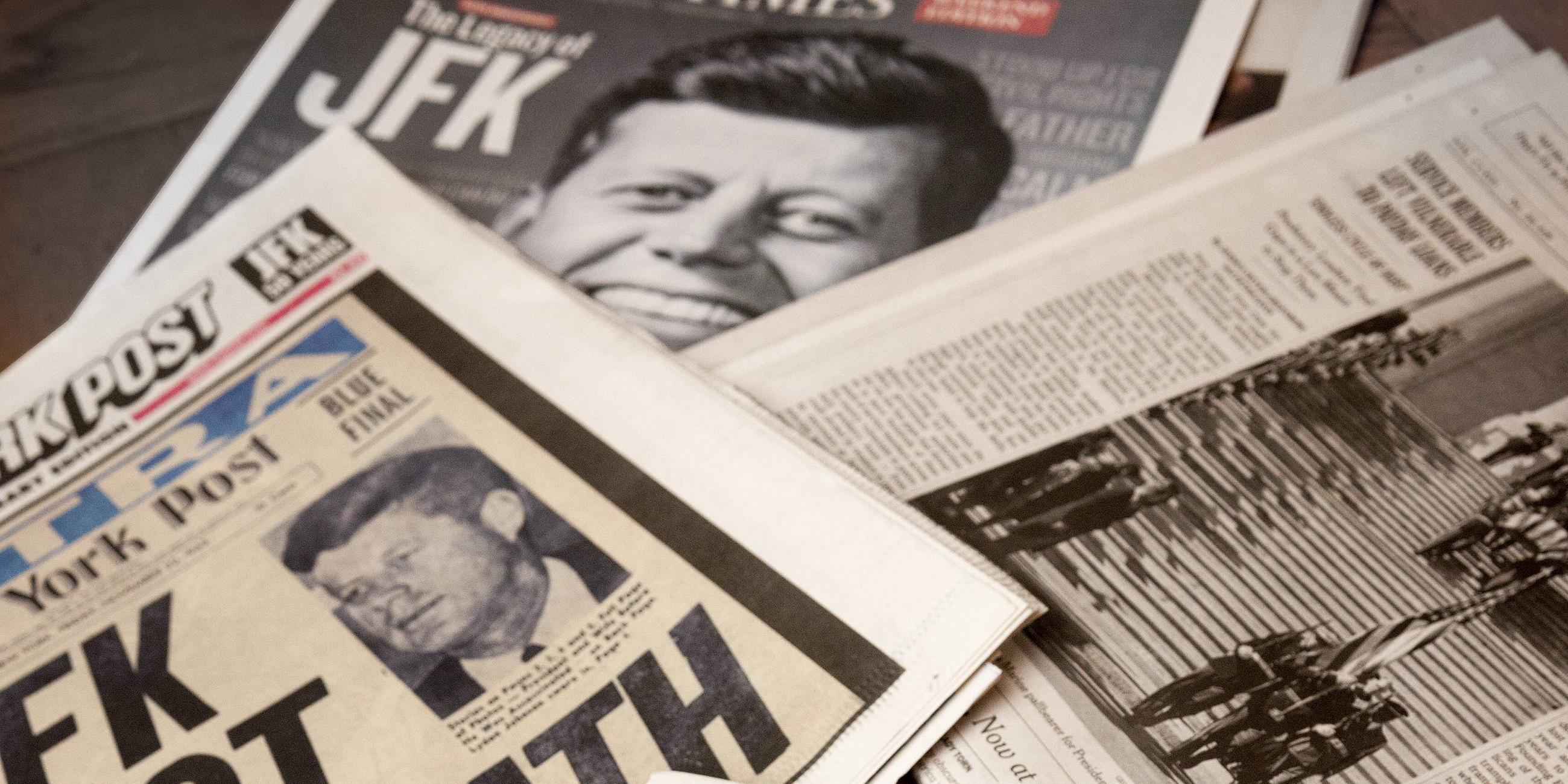 Schlagzeilen in US-Zeitungen nach dem Attentat an John F. Kennedy