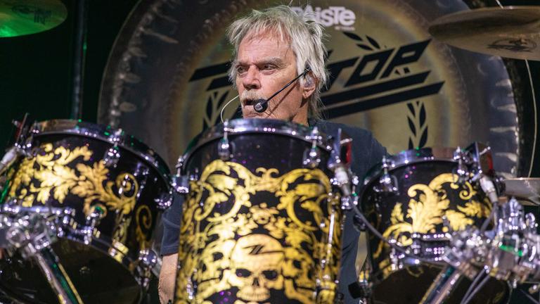 Schlagzeuger Frank Beard von ZZ Top spielt beim Stagecoach Music Festival im Empire Polo Club in Indio, Kalifornien.